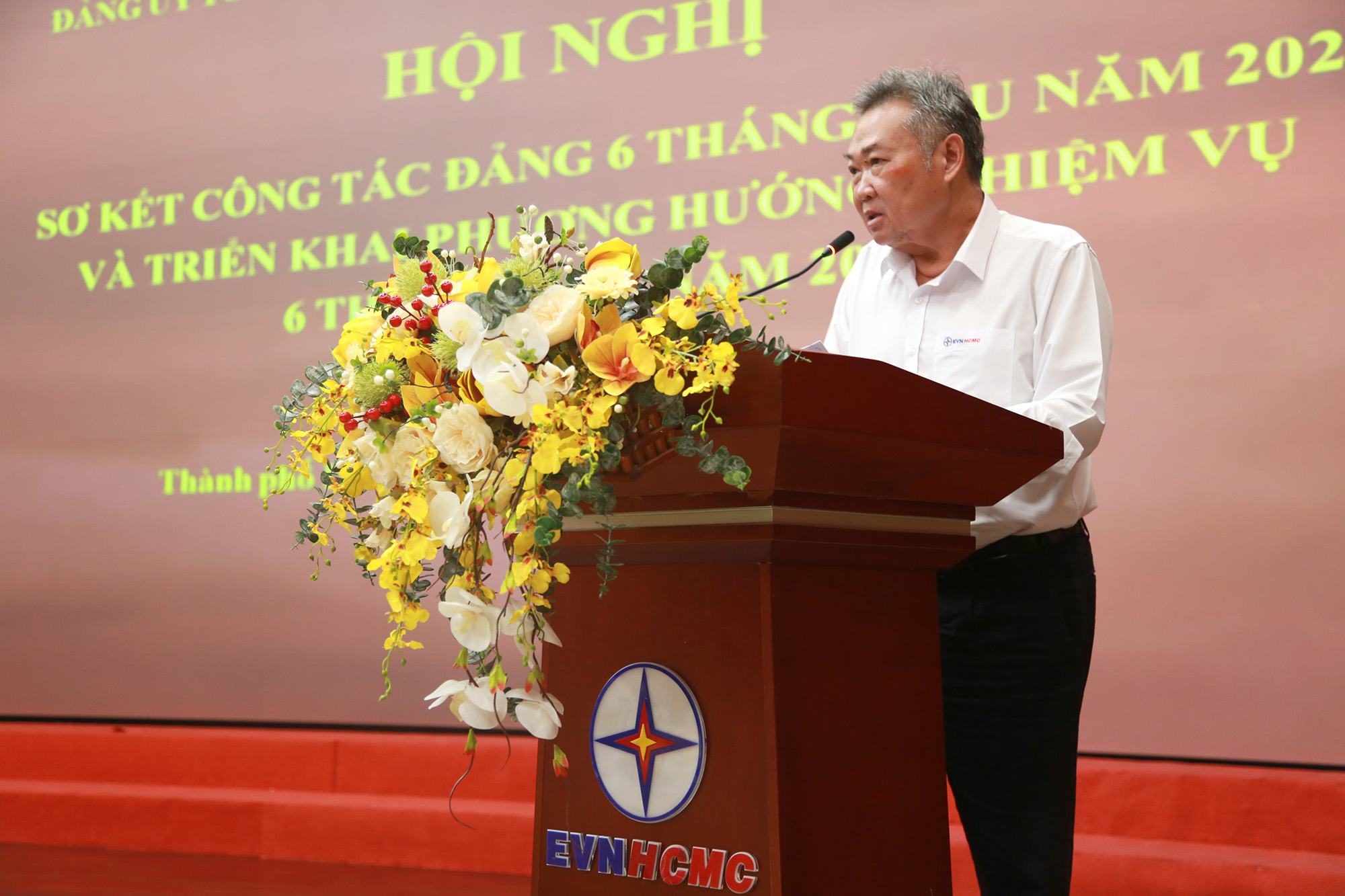 Đồng chí Phạm Quốc Bảo - Bí thư Đảng ủy, Chủ tịch HĐTV EVNHCMC phát biểu chỉ đạo tại hội nghị (Ảnh: Minh Phong).